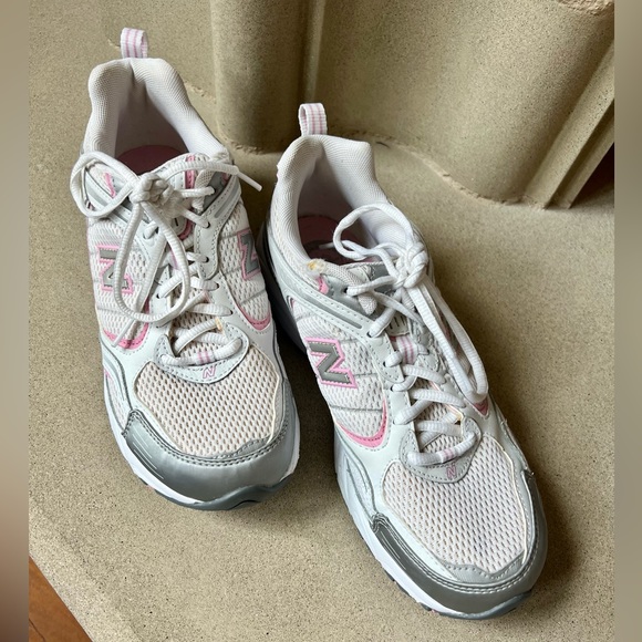 New Balance Running Shoe - Picture 2 of 4